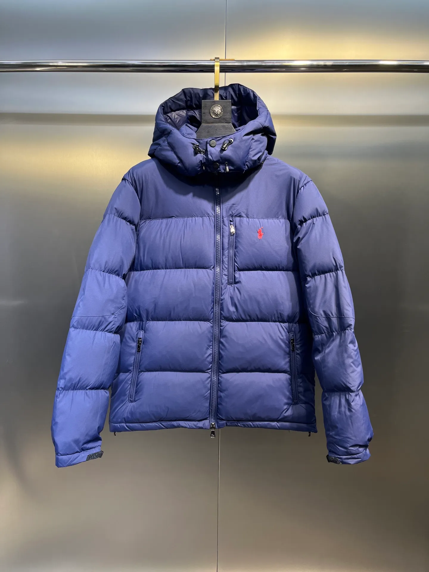P980 Ralph Lauren polo unisex matte down jacket. Ralph is going crazy this year. The upper body fabric of major internet celebrities has a double-layer shin feel, which is full of weight! It's not as heavy as a regular jacket, and the ordinary cotton material feels really different. This one is super comfortable, soft and stylish, and has a green plaid interior that has a retro movie fashion feel! ✅Original custom-made 40D plaid four-level waterproof fabric, waterproof and anti-static fabric, exclusively using the original single-layer fabric method. The use of single-layer fabric has tested that the fabric and down must meet the standards to prevent velvet running, and ensure the feel and bulkiness. The interior is made of nylon double-layer sealing design, which will not cause any velvet running phenomenon. The adjustable hem with built-in drawstring buckle can prevent wind and cold. ✅ Silhouette jacket The upper body shape is super good, and the LOGO design on the chest is prominent. It is a style highly recommended by foreign bloggers. ✅Original original data layout, coordinated, loose, warm, fashionable, real original internal data, tolerant version. ✅Imported Behringer embroidery machine, custom-made 10,000-needle electric embroidery, using imported No. 7 needles, imported embroidery thread, ensuring that each word is full, three-dimensional and clear, and can be called the most expensive embroidery logo. ✅It is filled with national standard 80% white duck down, which has better thermal insulation performance, is light and not heavy, and has good fluff recovery after compression! ✅RDS certified high-quality 700 high fluffy white duck down filling ✅The zipper is customized from the Yoshida RL factory, with clear engravings and perfect and smooth texture ✅Accessories and buttons are all developed using the original version The fit is loose but not baggy. The size is just right and not picky. The dropped shoulder design modifies the shoulders without making them look bulky. This silhouette is a style that will never go out of style. The upper body is also very durable and recognizable. The loose and reasonable fit can be worn by both men and women. It is easy to create a clean and refreshing youthful look. Size: S M L XL XXL